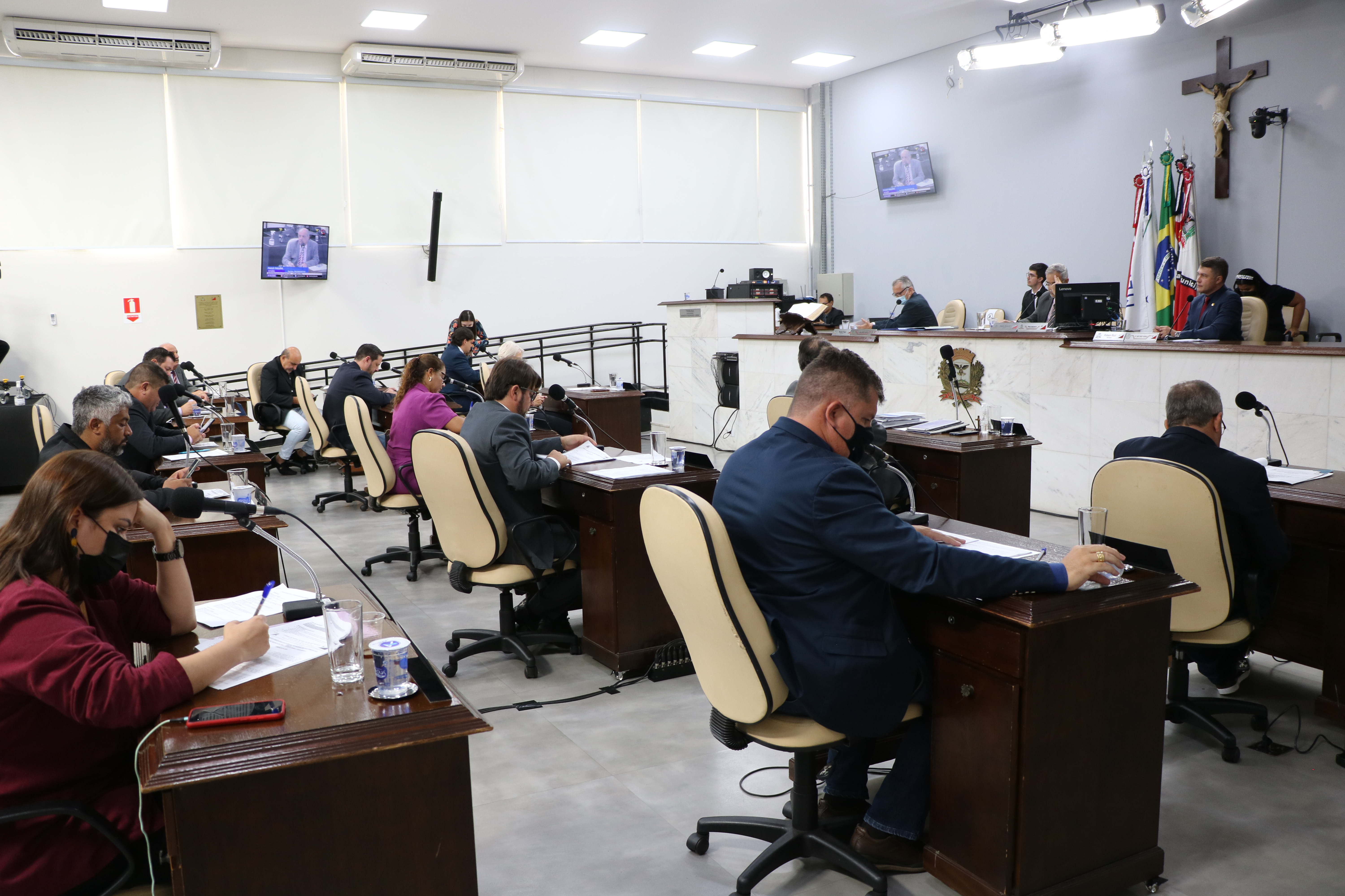 Vereadores rejeitam veto e reajustam salários do Executivo