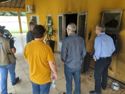 Parlamentares visitam chácara que foi alvo de atentado 