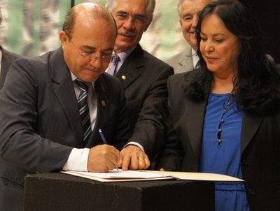 Presidente Oscarzinho Pimentel na assinatura do acordo, para TV Digital, com a Câmara dos Deputados em Brasília. Foto: Gianda Oliveira 17/04/2012 Ministério das Comunicações analisa projeto de instalação da TV Digital para a TV Câmara