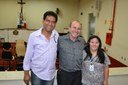 Lucas Gomes, Diretor de Comunicação e a estagiária Ângela Leite, homenageados do mês de agosto, com o presidente da Câmara, vereador Oscarzinho Pimentel - Fotos: Suelen Tavares/AICM Presidente promove reunião mensal de funcionários